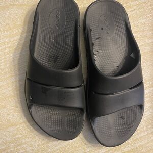 Oofos Eeuc Black Slide Sandals Womens 9 men’s 7